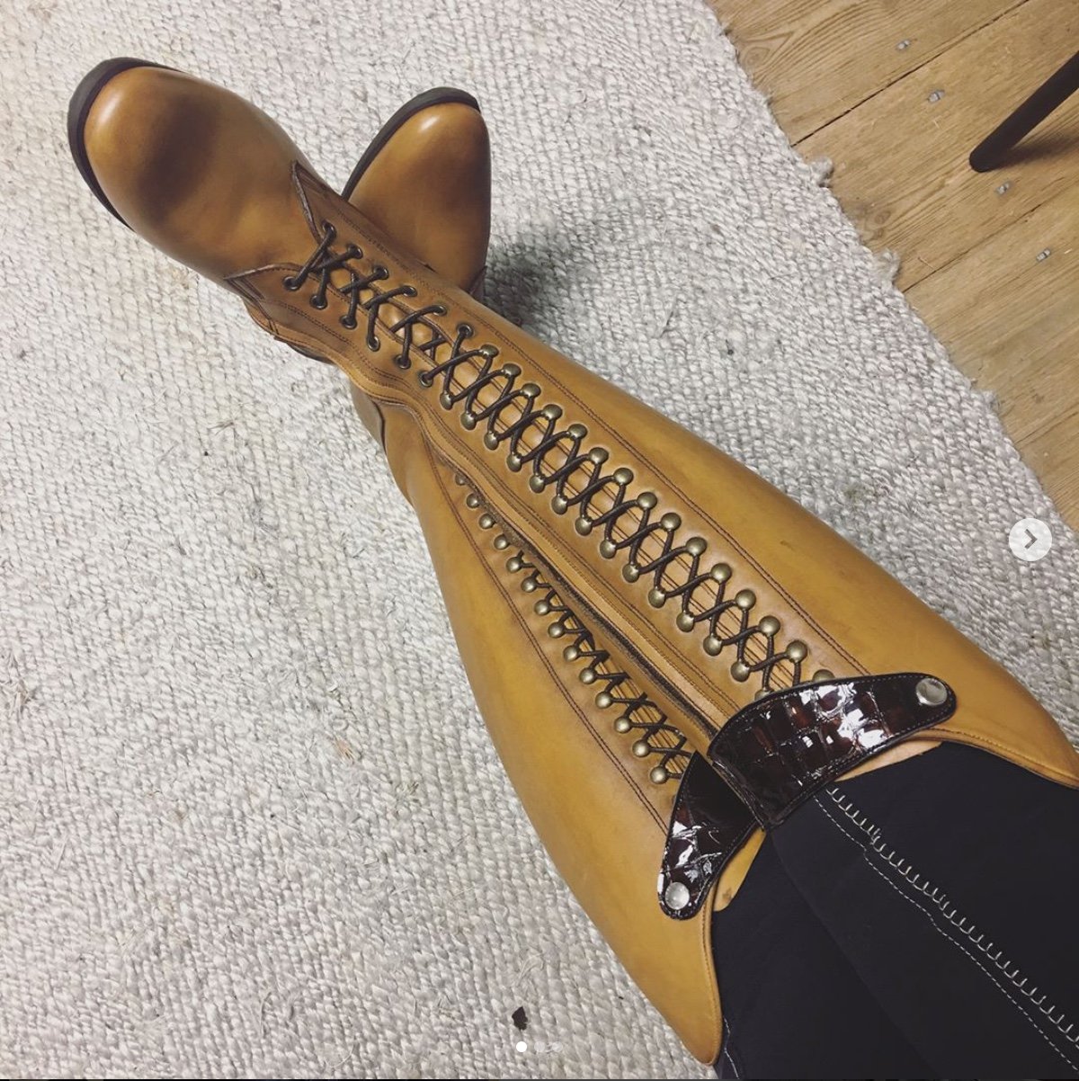 BIA /
Light natural tan / Brown faux croc gloss accents